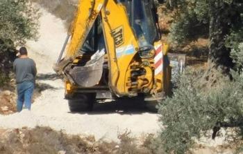 الاحتلال يجرف أرض معبدة في جبل المكبر بالقدس